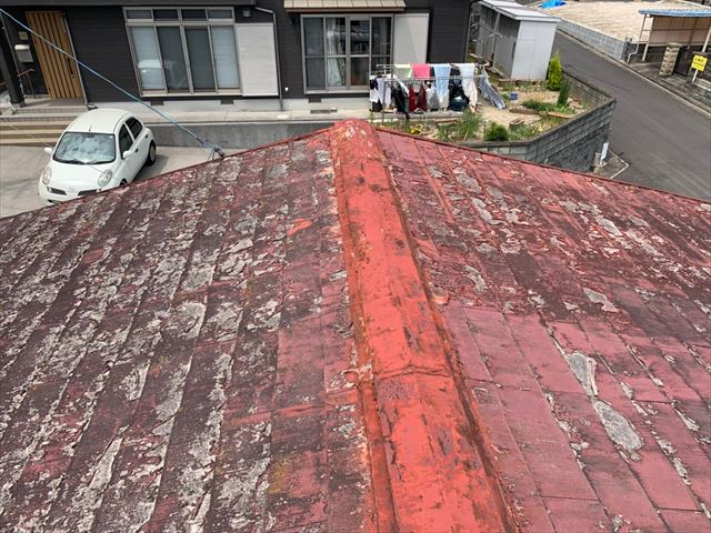 スレート屋根の錆びた棟板金